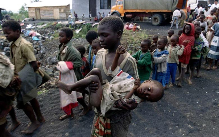 Một em nhỏ Rwanda được đưa tới trại trẻ mồ côi gần Goma, nay thuộc Cộng hòa Dân chủ Công-gô, ngày 19/7/1994.