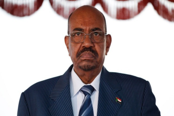 Ông Omar al-Bashir sinh ngày 1/1/1944 tại Hosh Bannaga, Sudan. Ông gia nhập Quân đội Sudan năm 1960. Ông từng theo học tại Học viện Quân sự Ai Cập ở thủ đô Cairo và cũng tốt nghiệp Học viện Quân sự Sudan tại Khartoum năm 1966. Ảnh: AN.