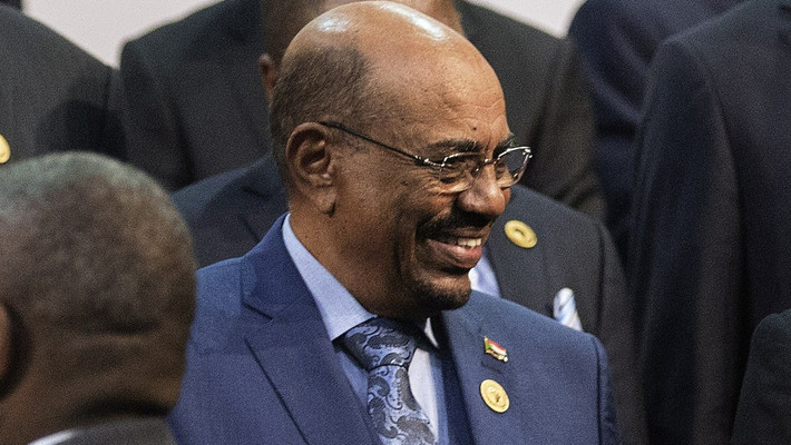 Về đời tư, Al-Bashir kết hôn với em họ mình là bà Fatima Khalid và có vợ hai là bà Widad Babiker Omer. Tuy nhiên, ông al-Bashir không có con cái. Ảnh: CNN.