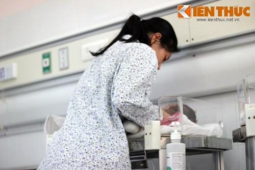 Cháu bé bị lở loét khắp trên người, đặc biệt ở miệng, chân bị bong lớp da để lộ rõ nền đỏ, những vết lở loét đã bị nhiễm trùng vô cùng đau xót. Bé nhanh chóng được các y bác sĩ đưa vào phòng điều trị và được chẩn đoán bị “Hội chứng ly thượng bì”.