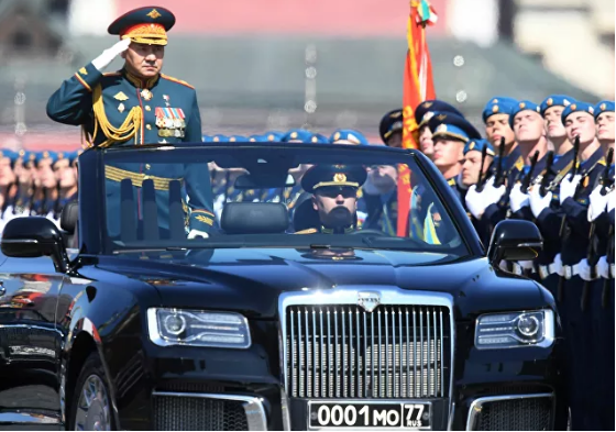 Bộ trưởng Quốc phòng Nga Sergei Shoigu duyệt đội hình các đơn vị đại diện cho các lực lượng vũ trang Nga khi tiến vào Quảng trường Đỏ.