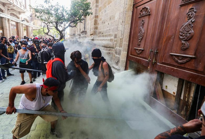 Ngày 4/6, biểu tình phản đối cảnh sát đã nổ ra ở thành phố Guadalajara, Mexico.