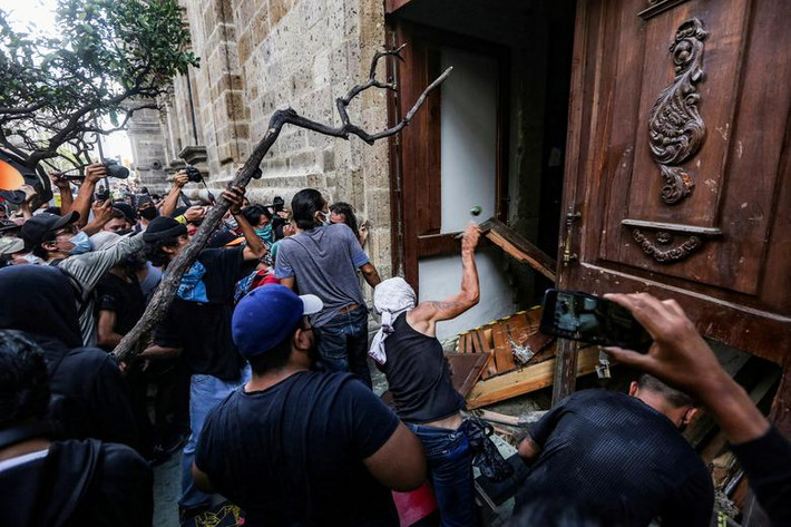 Đám đông người biểu tình gây hỗn loạn ở Guadalajara.