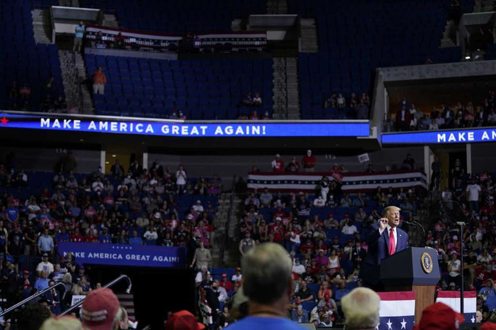 Theo New York Times, Tổng thống Trump đã rất sốc khi nhận thấy số người tham dự quá ít. Ông nổi giận và la mắng các trợ lý ngay trước khi bước lên sân khấu.