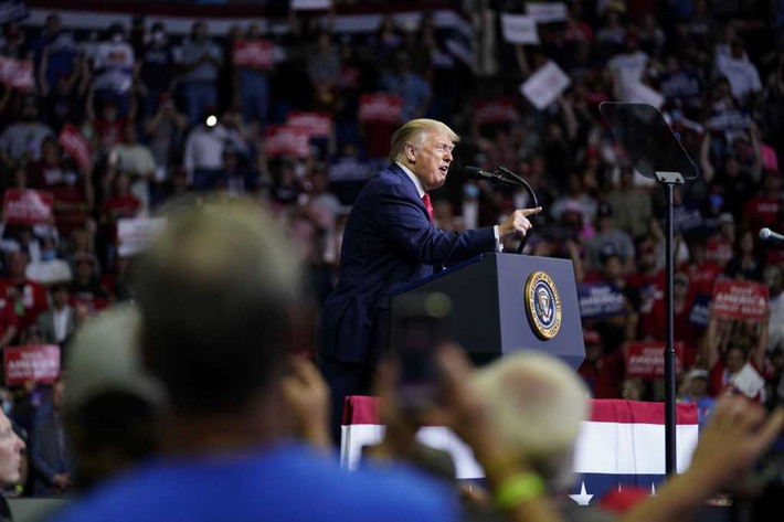 Đài NBC cho biết, Tổng thống Trump giận dữ một phần là bởi vì trước khi ông rời Washington, các phụ tá của ông đã công bố 6 thành viên trong đội tranh cử ở Tulsa xét nghiệm dương tính với COVID-19.
