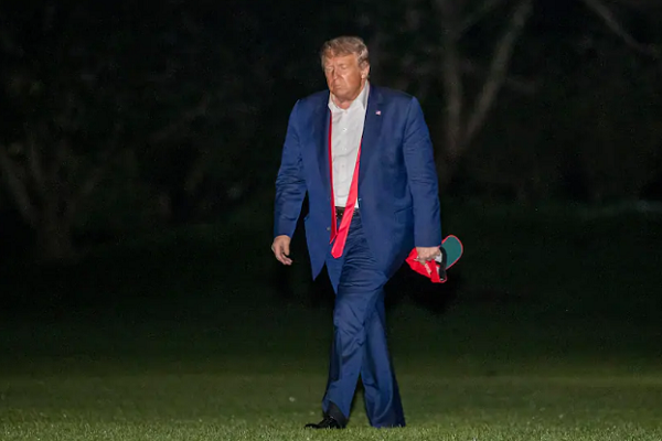 Tổng thống Trump trở về Washington với vẻ mặt thất vọng sau cuộc vận động tranh cử ở Tulsa không như mong đợi.