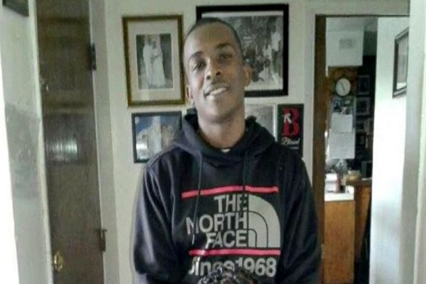 Hồi năm 2018, cảnh sát tại Sacramento, bang California, đã bắn vào Stephon Clark (ảnh), một người đàn ông da màu, 20 phát súng khiến nạn nhân thiệt mạng. Nguyên nhân được cho là do các sĩ quan cảnh sát này tưởng nhầm chiếc điện thoại trên tay Clark là súng ngắn. Ảnh: ABC News.