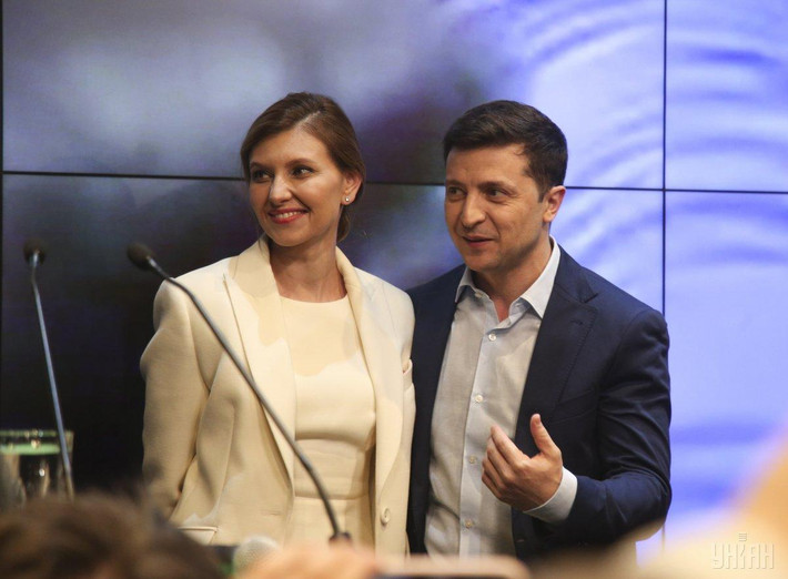 Tổng thống Ukraine từng chia sẻ rằng ông quen nhiều người bạn cùng lớp của bà Olena Zelenska, nhưng lại không hề biết vợ mình. Mãi sau này họ mới quen nhau khi bà Olena theo học tại Khoa Kỹ sư Dân dụng của Trường Đại học Quốc gia Kryvyi Rih, nơi ông Zelensky học ngành Luật. Ảnh: UNIAN.