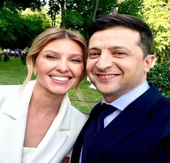 Ban đầu, khi biết ông Zelensky có ý định tham gia tranh cử tổng thống, bà Olena đã lên tiếng phản đối. Tuy nhiên, hiểu rằng chồng mình luôn kiên định với mục tiêu đề ra, bà Olena hết lòng ủng hộ và trở thành hậu phương vững chắc cho ông. Ảnh: Instagram. Mời độc giả xem thêm video: WHO chính thức đặt tên cho virus corona mới là SARS-CoV-2 (Nguồn video: VTC1)