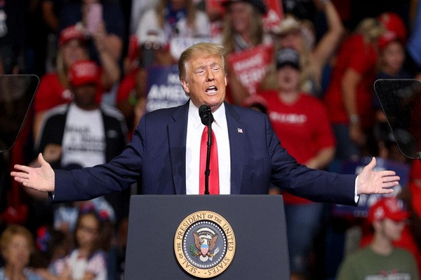 Cuộc vận động tranh cử diễn ra giữa lúc Tổng thống Donald Trump đang hứng chịu những chỉ trích vì cách chính phủ ứng phó đại dịch COVID-19 và làn sóng biểu tình phản đối phân biệt chủng tộc lan rộng trên toàn nước Mỹ.