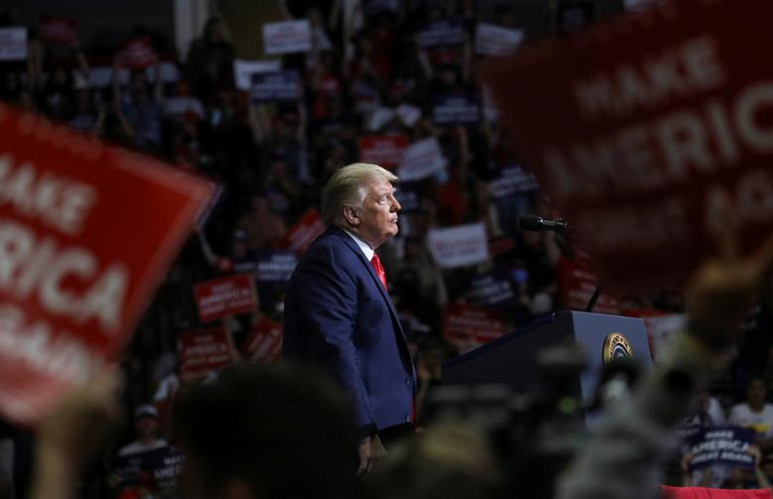 Phát biểu trước hàng nghìn người ủng hộ tại nhà thi đấu Trung tâm BOK ở Tulsa, Tổng thống Trump ca ngợi họ là “những chiến binh” và khẳng định ông sẽ sớm đánh bại "đối thủ" là cựu Phó Tổng thống Mỹ Joe Biden thuộc Đảng Dân chủ trong cuộc bầu cử tổng thống vào tháng 11 tới.