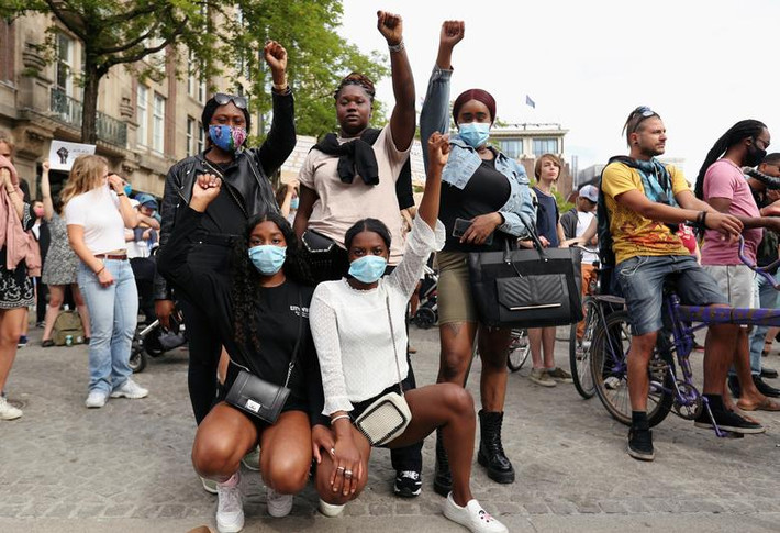 Những người phụ nữ tham gia cuộc biểu tình ở Amsterdam, Hà Lan, ngày 1/6.