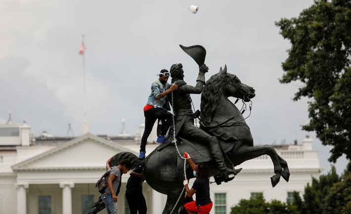 Đám đông người biểu tình cố tìm cách kéo sập bức tượng cố Tổng thống Andrew Jackson ở trung tâm Công viên Lafayett phía trước Nhà Trắng.