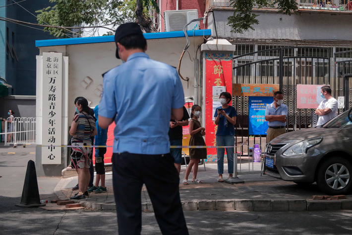 Ngoài ra, các khu dân cư gần chợ cũng bị áp lệnh phong tỏa. Ảnh: AJ.