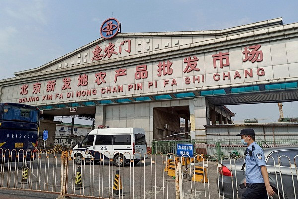 Số ca nhiễm virus SARS-CoV-2 tại Bắc Kinh tăng nhanh sau khi bùng phát "ổ dịch" COVID-19 tại Tân Phát Địa - chợ đầu mối nông sản lớn nhất Bắc Kinh. Được biết, kể từ khi phát hiện bệnh nhân đầu tiên liên quan đến chợ đầu mối Tân Phát Địa, Bắc Kinh đã có hơn 100 trường hợp mắc COVID-19. Ảnh: Reuters.