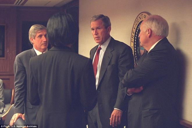 Khi quay lại thủ đô Washington, Tổng thống Mỹ George W. Bush đã họp bàn với các quan chức tại PEOC để đưa ra những sách lược mang tính quyết định với an ninh nước Mỹ sau vụ khủng bố 11/9. Ảnh: US National Archives.