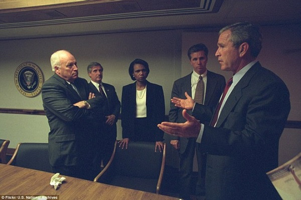 Nét mặt căng thẳng của Tổng thống George W. Bush và các quan chức cấp cao Mỹ trong phòng họp của PEOC trong ngày xảy ra vụ khủng bố 11/9. Ảnh: US National Archives.