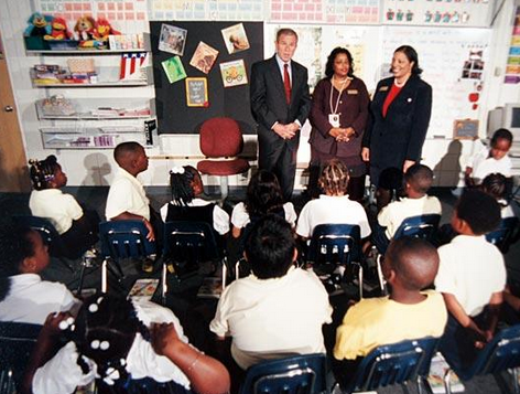 Tại thời điểm vụ khủng bố xảy ra, Tổng thống Mỹ khi đó là George W. Bush đang dự giờ học của lớp CE1 thuộc trường Tiểu học Emma E. Booker ở bang Florida. Ảnh: ABC News.