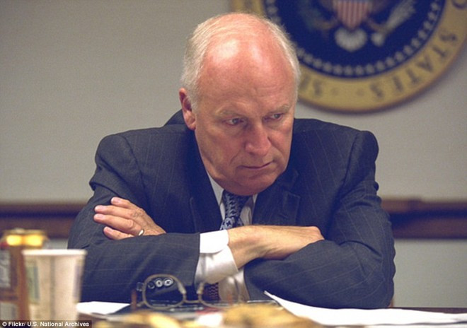Phó Tổng thống Mỹ Dick Cheney ngồi đăm chiêu trong phòng họp tại PEOC ngày 11/9/2001. Ảnh: US National Archives.