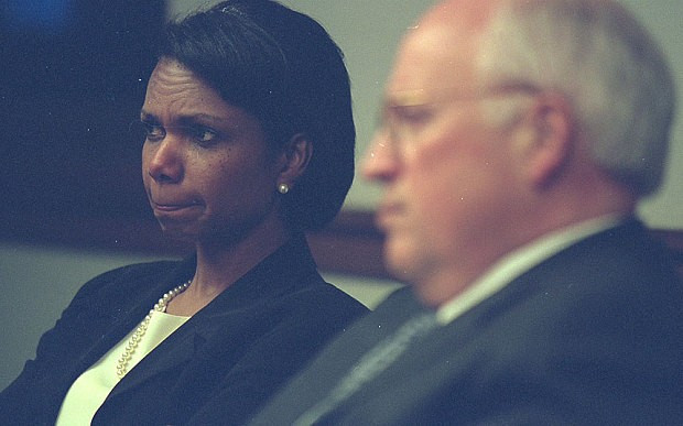 Khi đó, các quan chức hàng đầu của chính phủ Mỹ, bao gồm Ngoại trưởng Condoleezza Rice (trái), đã được triệu tập tới PEOC để bàn các phương án đối phó khẩn cấp. Ảnh: US National Archives.