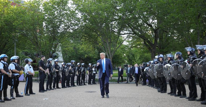 CNN dẫn lời một quan chức Nhà Trắng và nguồn tin lực lượng thực thi pháp luật cho hay, Tổng thống Mỹ Donald Trump đã được sơ tán xuống hầm ngầm của Nhà Trắng trong một khoảng thời gian ngắn khi đám đông người biểu tình tập trung bên ngoài tòa nhà này tối 29/5. Ảnh: Reuters.