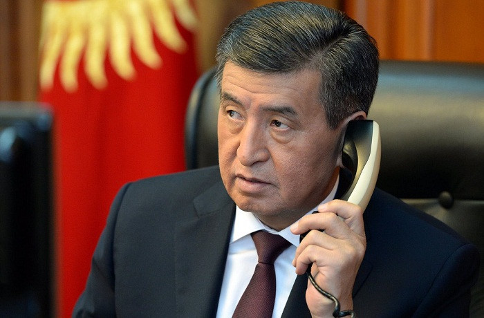 Ông Jeenbekov từ chức Thủ tướng vào ngày 21/8/2017, sau khi được chọn là ứng cử viên chính thức trong cuộc bầu cử tổng thống. Ông tuyên bố rằng ông "muốn" vị trí bình đẳng với các ứng cử viên tổng thống khác. Ảnh: Akipress.