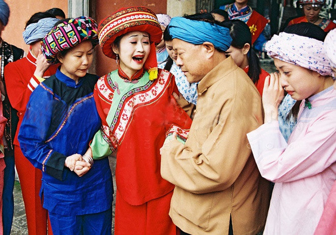 Theo phong tục của người Thổ Gia (Trung Quốc), cô dâu phải khóc trong lễ cưới để thể hiện sự hiếu thảo, lòng biết ơn và đức hạnh của mình. Ngoài ra, tiếng khóc còn được xem là lời chúc phúc cho cuộc sống hôn nhân của các nàng dâu. Tiếng khóc càng sầu thảm, hôn nhân càng hạnh phúc. Nghi thức này xuất phát thời Chiến Quốc (năm 475-221 TCN) và được duy trì đến ngày nay. Trước lễ cưới một tháng, cô dâu phải tập khóc mỗi ngày. Mười ngày đầu tiên, các cô gái sẽ phải tập khóc một tiếng. Sau 10 ngày, mẹ cô dâu sẽ tham gia khóc cùng và 10 ngày tiếp theo là đến bà ngoại. Nếu ai không khóc hoặc khóc ít sẽ bị trách mắng và chê bai.