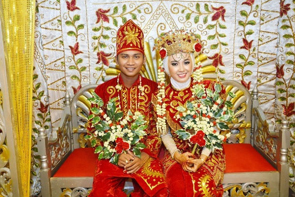 Tại Tidon, Malaysia, những cặp uyên ương sắp cưới sẽ không được ra khỏi nhà trong suốt 3 ngày 3 đêm. Thậm chí, họ không được phép tắm, đi vệ sinh hoặc bị bỏ đói trước đám cưới. Vì thế, cả hai phải cố gắng nhịn ăn, nhịn uống để hạn chế đi đại tiện. Cô dâu, chú rể sẽ bị những người thân trong gia đình sẽ giám sát trong suốt 72 giờ. Nếu một trong hai người bỏ qua nghi thức này, đây sẽ được xem là điềm gở. Người dân tin rằng nếu cả hai vượt qua được, họ sẽ có hôn nhân bền chặt và viên mãn.