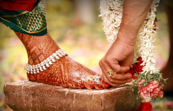 Ở Ấn Độ, cô dâu theo đạo Hindu sẽ đeo chiếc nhẫn cưới vào ngón chân của mình thay vì ngón áp út như các nơi khác. Chiếc nhẫn này được làm bằng bạc và chú rể phải tận tay đeo nhẫn vào chân trái của cô dâu. Các đôi uyên ương phải tránh nhẫn vàng, vì vàng là biểu tượng của nữ thần Lakshmi. Việc đeo vàng vào ngón chân được xem là thiếu tôn trọng nữ thần.