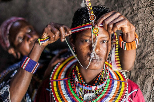Ở Kenya, lễ cưới của người Massai có phần kỳ quặc nhưng là tục lệ không thể thiếu tại nơi này. Trong đám cưới, các tân nương phải cạo trọc đầu rồi bôi dầu ăn và mỡ cừu lên đầu. Cha họ sẽ chúc phúc bằng cách nhổ nước bọt lên đầu và ngực của con gái để mong cô có của cải dư thừa, gặp may mắn trong cuộc sống. Sau đó, cô dâu sẽ rời đi theo chồng và không được quay đầu lại vì sợ bị biến thành đá. “Lời chúc phúc” đặc biệt này tượng trưng cho những gì tốt đẹp nhất mà cha mẹ muốn mang đến cho con gái.