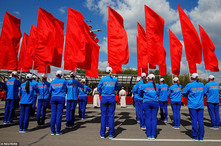 Các nam nữ thuộc Đoàn Thanh niên Cộng hòa Belarus cầm cờ đỏ đầy khí thế như thời Xô viết.