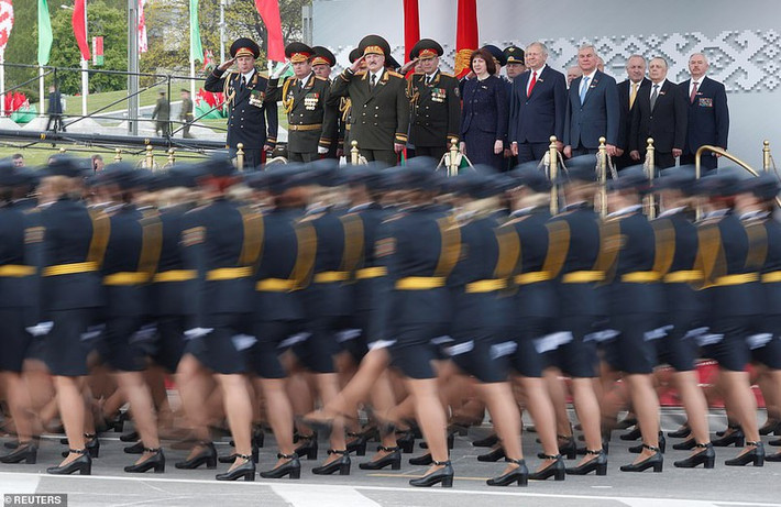 Các nữ quân nhân Belarus diễu hành qua khán đài nơi Tổng thống Belarus Lukashenko đang đứng chào theo nghi lễ nhà binh.