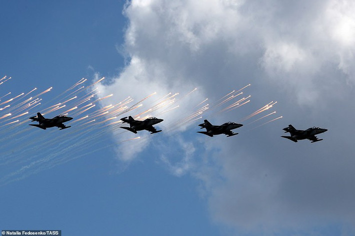 Đội hình tiêm kích Su-30 bay qua bầu trời Minsk trong lễ kỷ niệm ngày Chiến thắng phát xít.
