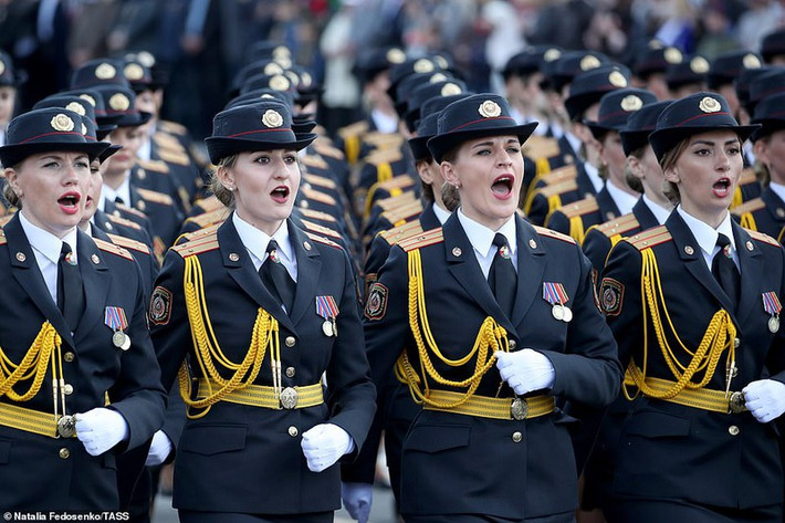 Tương tự Nga, lễ duyệt binh của Belarus tại thủ đô Minsk có sự tham gia của các nữ quân nhân vừa xinh đẹp vừa mạnh mẽ.
