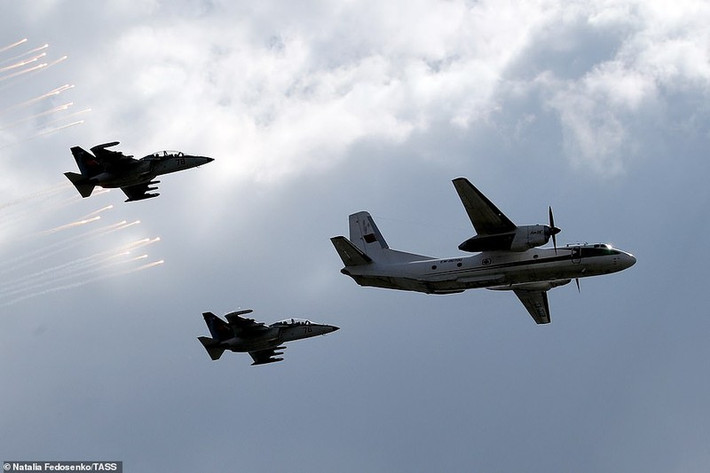 Máy bay vận tải Antonov An-26 (bên phải).
