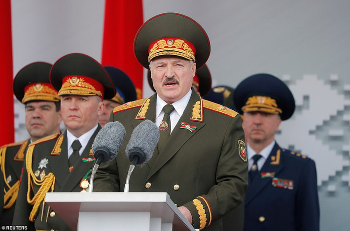 Tổng thống Lukashenko phát biểu tại lễ duyệt binh. Ông khẳng định: “Chúng ta đã chọn con đường riêng và ngày nay tôi tin rằng chúng ta đã làm điều đúng”. Về mặt chính trị, Belarus rất thân với Nga.