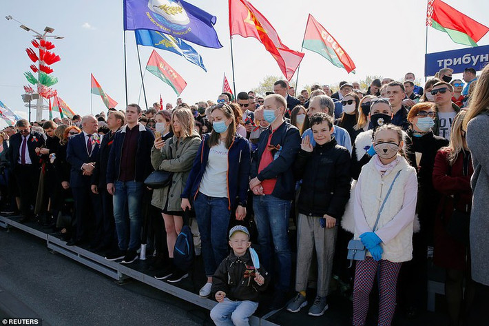 Khá đông dân chúng Belarus đến theo dõi duyệt binh. Lác đác một số người có đeo khẩu trang.