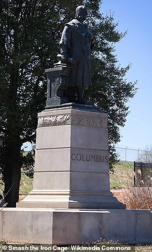 Dù vậy, đây không phải lần đầu tiên tượng Columbus bị đập phá. Đầu của bức tượng này từng bị tháo rời vào năm 2006 và 2015. Dòng chữ "Black Lives Matter" (Mạng sống người da màu quan trọng) được vẽ trên bức tượng bằng sơn đỏ. Ảnh: Wikimedia Commons.