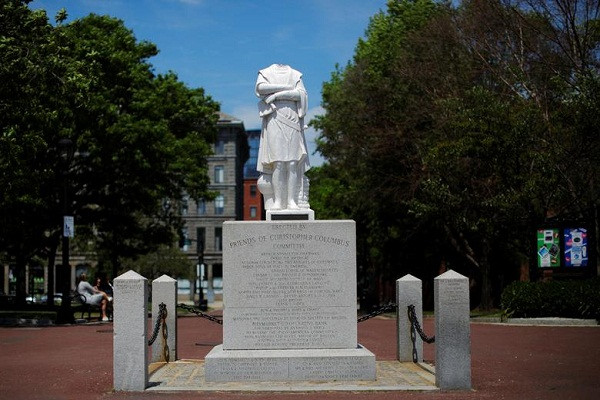 Ngày 10/6, cảnh sát thành phố Boston, bang Massachusetts, phong tỏa khu vực xung quanh bức tượng nhà thám hiểm Columbus bị phá hoại trên đại lộ Atlantic. Được biết, phần đầu của bức tượng đã bị tháo rời và vứt xuống mặt đất. Ảnh: Reuters.
