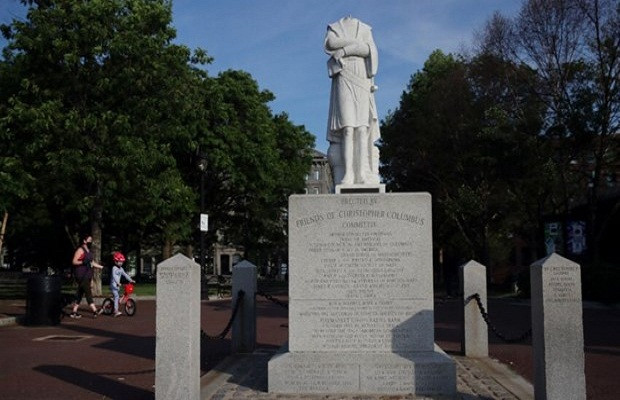 Thị trưởng thành phố Boston Marty Walsh đã lên án vụ phá hoại bức tượng Christopher Columbus trong thành phố. Ông cho biết sẽ tạm thời di dời bức tượng này để chờ quyết định chính thức. Ảnh: BG.
