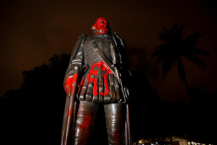 Bức tượng Christopher Columbus bị phá hoại tại Miami. Ảnh: Reuters.