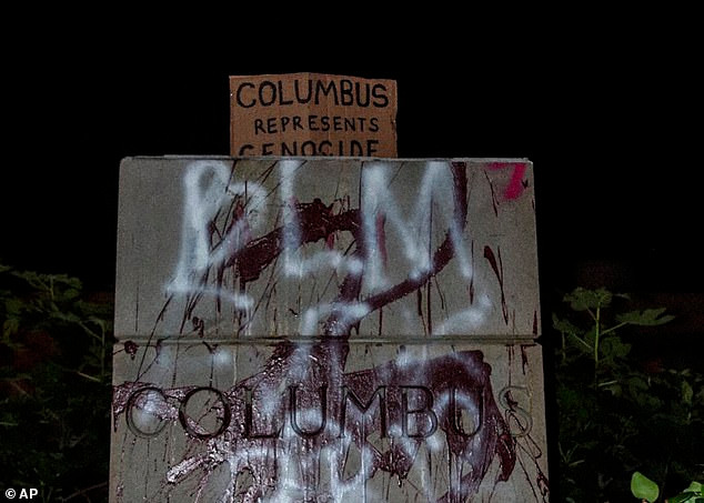 Tượng Columbus đã bị kéo sập tại Richmond hôm 9/6. Ảnh: AP.