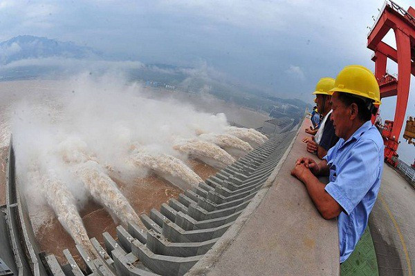Ông cho biết sự cố vỡ đập sẽ gây ra hậu quả thảm khốc cho những người sống ở vùng hạ lưu sông Dương Tử và nói hoạt động sơ tán nên diễn ra càng sớm càng tốt. Ảnh: Getty.