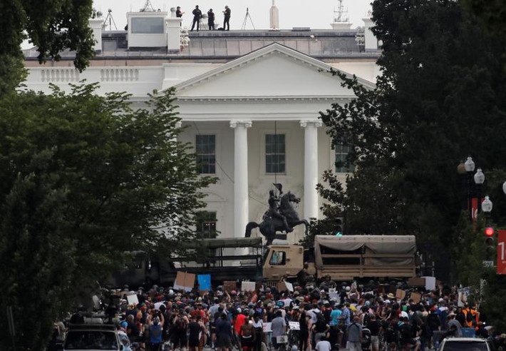 Những ngày qua, rất đông người tập trung bên ngoài Nhà Trắng ở thủ đô Washington trong cuộc biểu tình "Tôi không thể thở", đòi công lý cho George Floyd. Hôm 30/5, người biểu tình xô đổ nhiều hàng rào an ninh và đụng độ với cảnh sát bên ngoài Nhà Trắng.