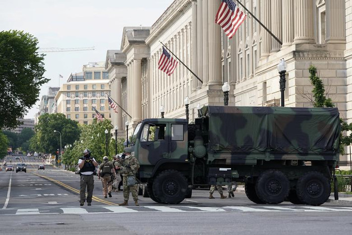 Lực lượng Vệ binh Quốc gia phong tỏa một ngã tư trong cuộc biểu tình ở Washington hôm 3/6.