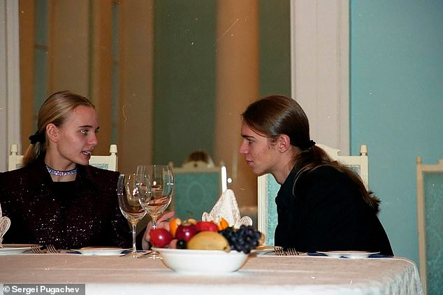 Bức ảnh chụp Maria Putina ngồi trò chuyện với Viktor Pugachev trong bữa tiệc tại nhà của cựu tỷ phú Sergei Pugachev.
