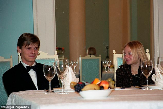 Katerina Putina ngồi cạnh Alexander, con trai của tỷ phú Sergei Pugachev, tại bữa tiệc vào đầu những năm 2000.