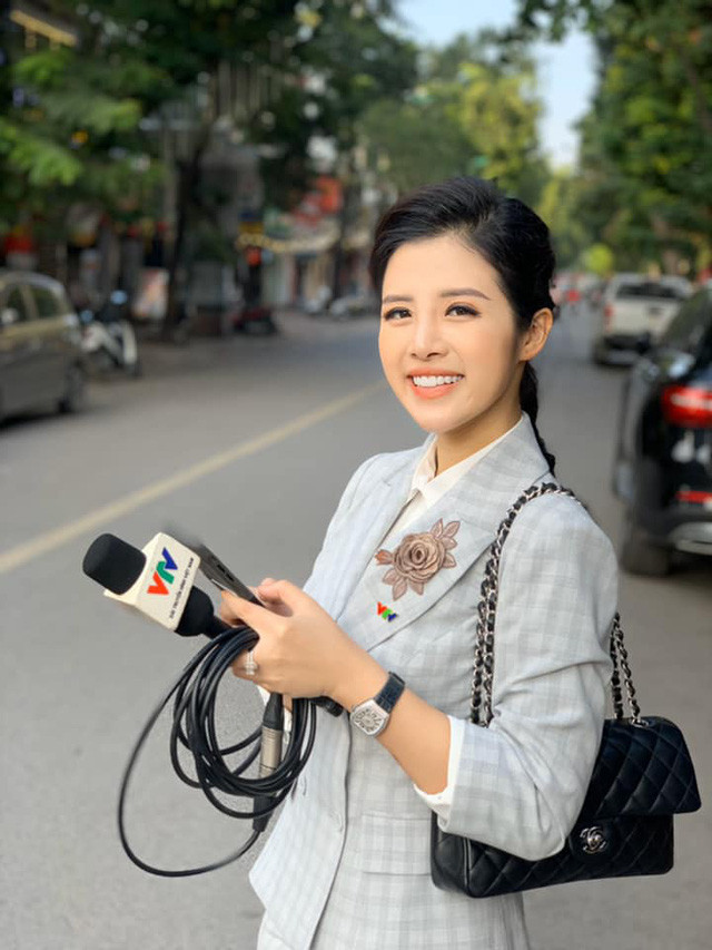 BTV Hải Vân cũng sở hữu nhiều món hàng hiệu đắt tiền như túi xách Chanel khoảng 130 triệu đồng.