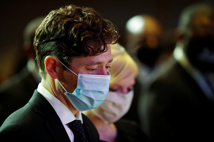 Thị trưởng thành phố Minneapolis Jacob Frey đã tới tham dự buổi lễ tưởng niệm. Ông quỳ gối và bật khóc bên quan tài George Floyd.
