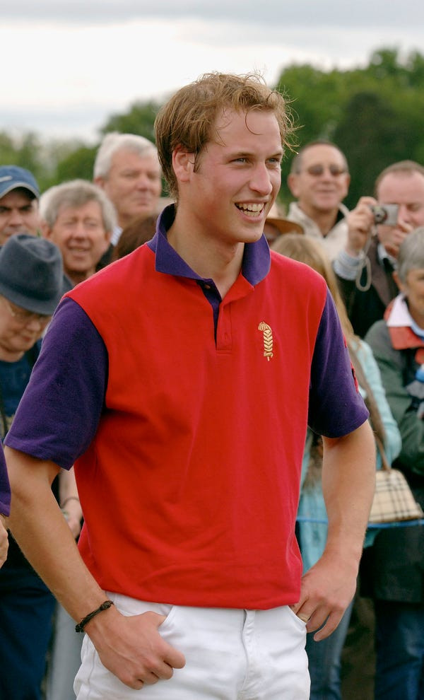 Hoàng tử William cười tươi sau khi chơi một trận đấu tại câu lạc bộ polo Cirencester Park ngày 5/6/2005.